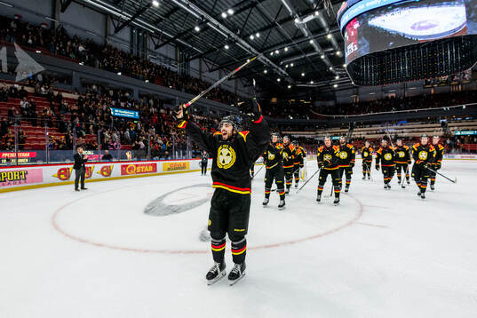 Brynäs Bobby Trivigno jublar