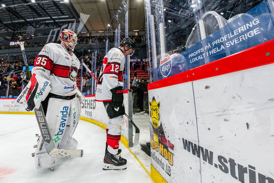 Malmö Redhawks målvakt Henri Kiviaho och Linus Öberg