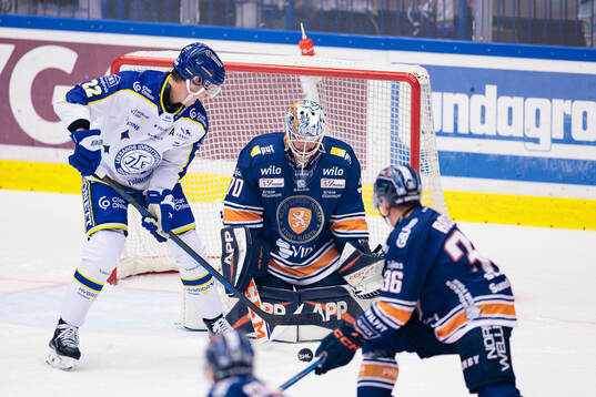 Leksands Lukas Vejdemo och Växjös målvakt Adam Åhman