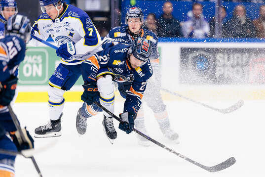 Leksands Marcus Karlberg blir tacklad av Växjös Brian