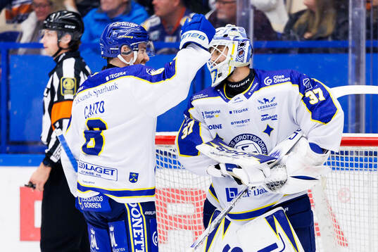 Leksands Matt Caito och målvakt Jakob Hellsten jublar