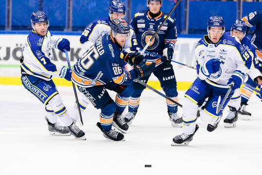 Växjös Joachim Blichfeld mellan Leksands Marcus Karlberg