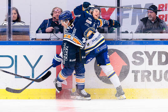 Växjös Sebastian Strandberg tacklar Leksands Lukas Vejdemo