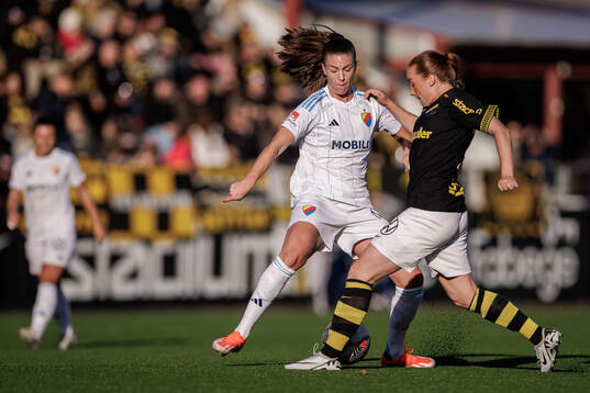 Djurgårdens Pauline Hammarlund och AIKs Ella Reidy