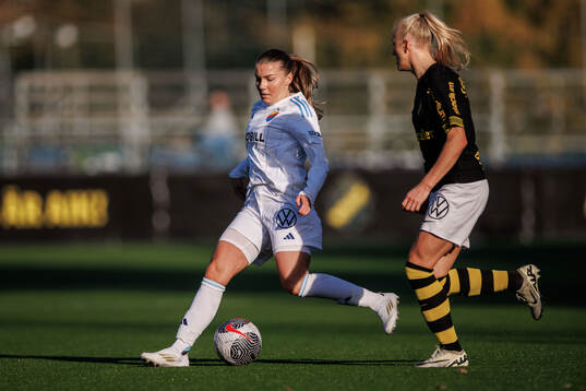 Djurgårdens Ebba Hed och AIKs Moa Sjöström