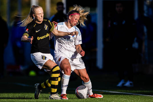 AIKs Moa Sjöström och Djurgårdens Therese Åsland