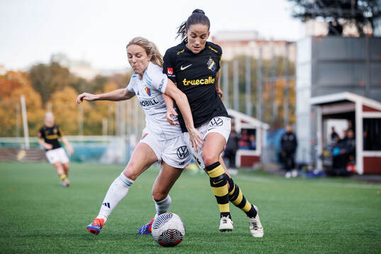 Djurgårdens Mimmi Larsson och AIKs Anna Oskarsson