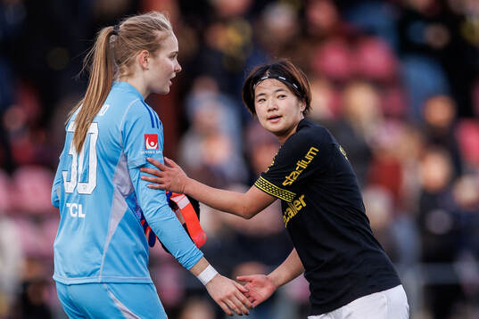 Djurgårdens målvakt Elvira Björklund och AIKs Haruna