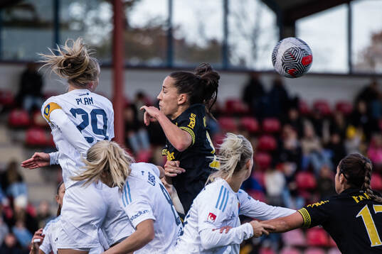 Djurgårdens Matilda Plan och AIKs Anna Oscarsson