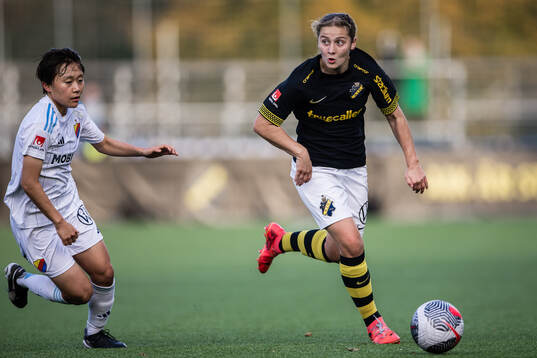 Djurgårdens Shinomi Koyama och AIKs Maja Johansson