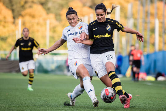 Djurgårdens Alexsandra Lobanova och AIKs Daniella Famili