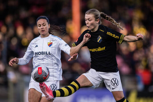 AIKs Beata Olsson och Djurgårdens Beata Kollmats