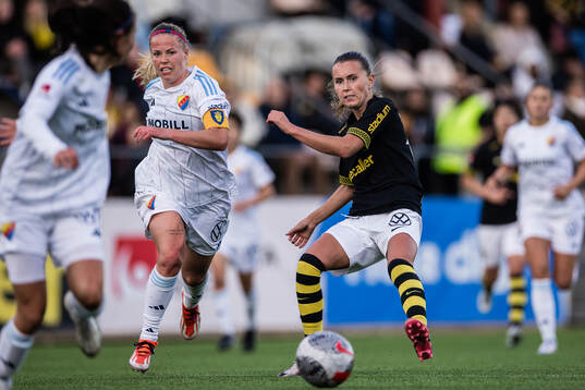 Djurgårdens Therese Åsland och AIKs Adelisa Grabus