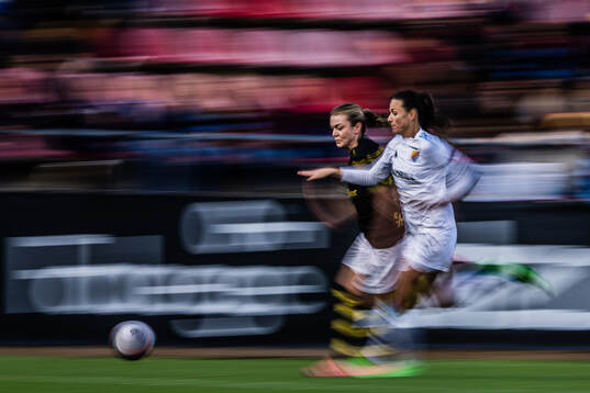 Panorering av AIKs Beata Olsson och Djurgårdens Beata