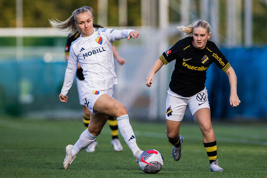 Djurgårdens Tove Almqvist och AIKs Emelie Jansson