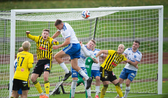 IFK Hässleholms mittback Axel Henriksson i offensivt