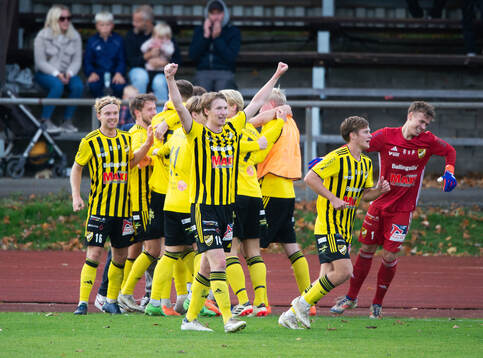 Slutsignal och Hugo Arvidsson jublar med lagkamrater,