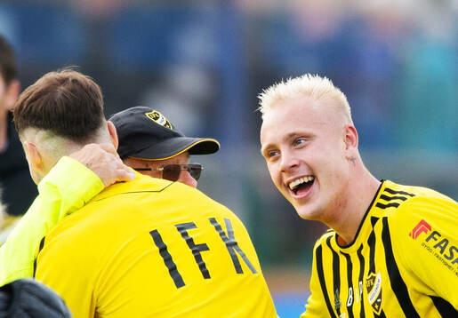IFK Hässleholms matchhjälte Alexander Sjöström grattas