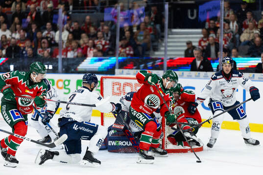 Frölundas Arttu Ruotsalainen framför Linköpings målvakt