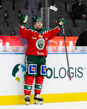 Frölundas Linus Weissbach jublar