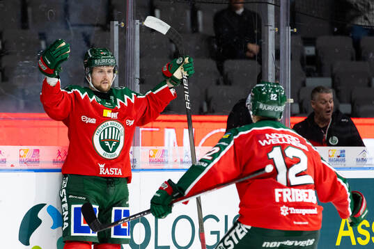 Frölundas Linus Weissbach jublar ihop med Max Friberg