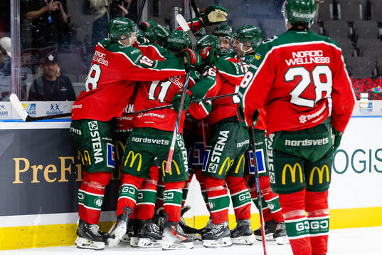 Frölundas Max Friberg jublar med lagkamrater