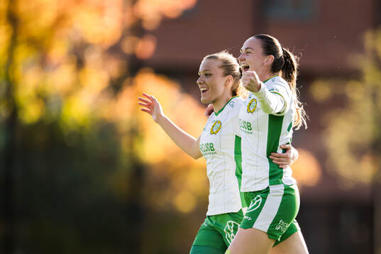 Hammarbys Smilla Holmberg och Vilde Hasund jublar