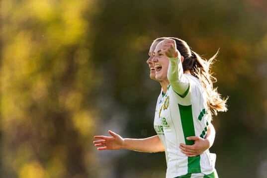 Hammarbys Smilla Holmberg och Vilde Hasund jublar