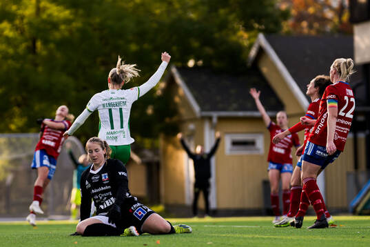 Hammarbys Ellen Wangerheim jublar och Vittsjös målvakt