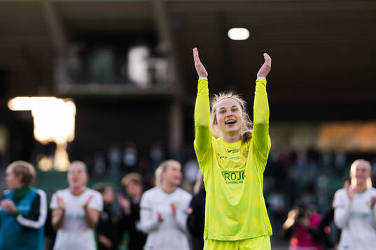 Hammarbys målvakt Anna Tamminen jublar