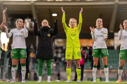 Hammarbys Alice Carlsson, målvakt Anna Tamminen och Ellen