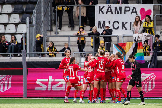 Linköpings Delaney Baie Pridham jublar med lagkamrater
