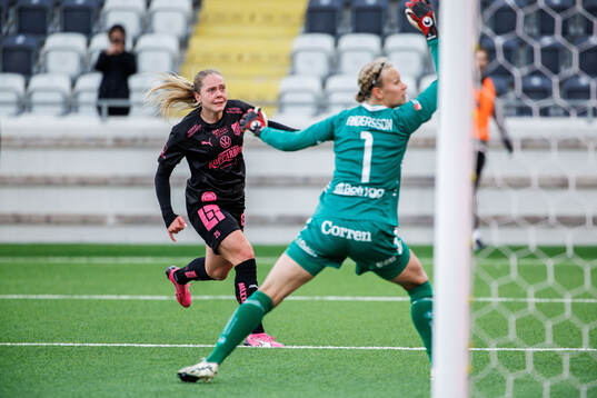 Häckens Alice Bergström och Linköpings målvakt Cajsa