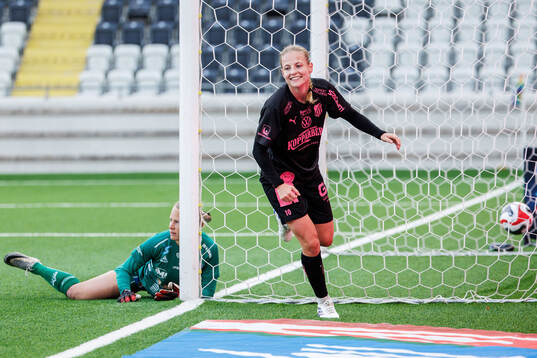 Häckens Anna Anvegård jublar 8-1