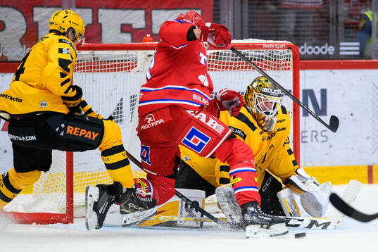 Timrås Magnus Pääjärvi och Skellefteås målvakt Linus