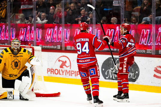 Timrås Anton Wedin och Sebastian Hartmann jublar
