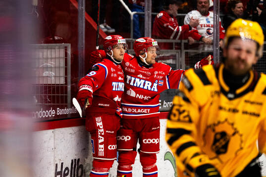 Timrås Filip Hållander jublar