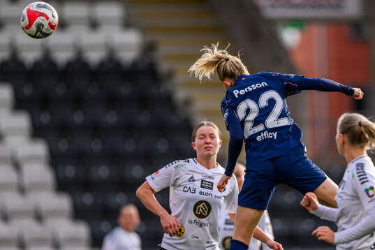Malmö FFs Beatrice Persson nickar in 0-1