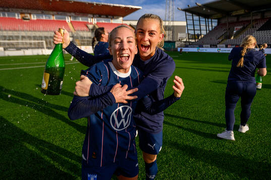 Malmö FFs Mia Persson och Beatrice Persson  jublar över