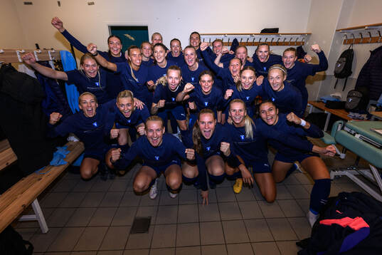 Malmö FFs spelare och ledare jublar i omklädningsrummet