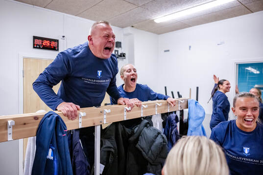Malmö FFs lagledare Anders Nilsson jublar i