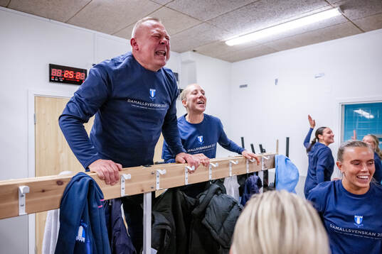 Malmö FFs lagledare Anders Nilsson jublar i