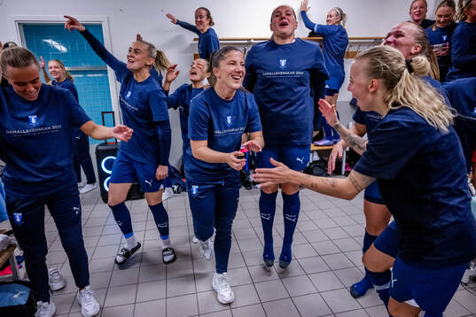 Malmö FFs spelare jublar i omklädningsrummet