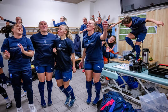 Malmö FFs spelare jublar i omklädningsrummet
