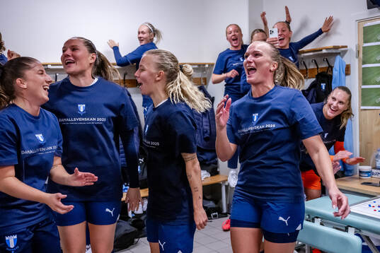 Malmö FFs spelare jublar i omklädningsrummet