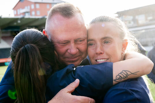 Malmö FFs Lovisa Wifvesson, lagledare Anders Nilsson och