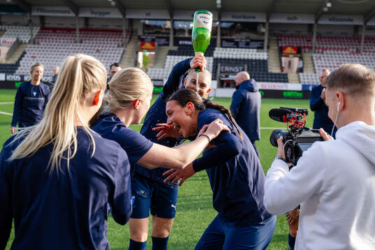 Malmö FFs Beatrice Persson och Alexia Mitkovska  jublar