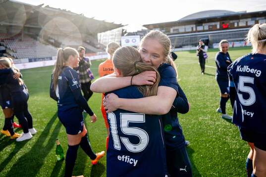 Malmö FFs Stella Malmros och Agnes Mårtensson  jublar
