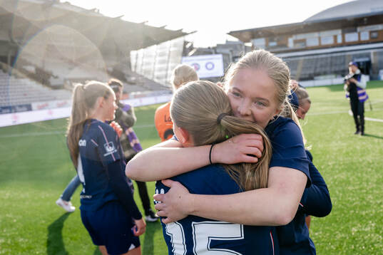Malmö FFs Stella Malmros och Agnes Mårtensson  jublar