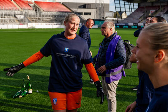 Malmö FFs målvakt Kathrine Østergaard Larsen jublar